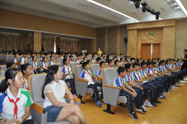 该讲座由青浦区练塘镇计生办和颜安中学共同举办,是"新家庭计划家庭