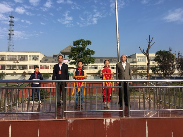 赵屯小学举行十月份"行规流动红旗"和"一月之星"表彰活动