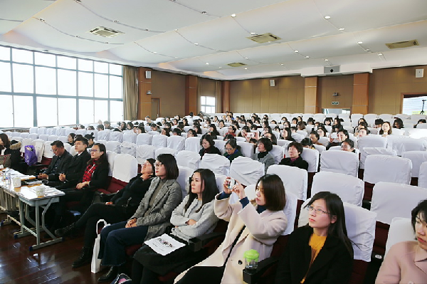 在实践与思考中,首先观摩了崧泽学校薛思雨老师和潘银燕老师的课