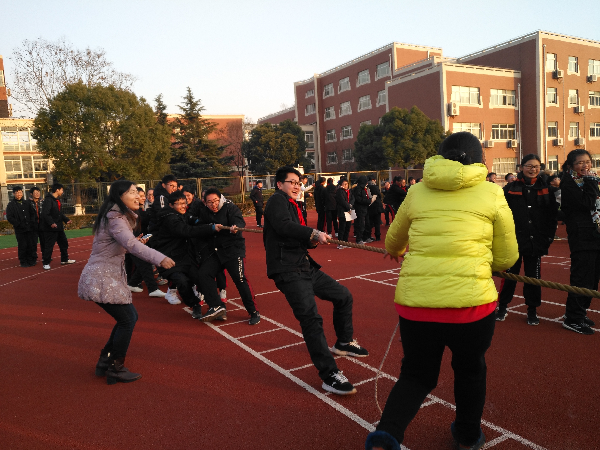 拧绳聚力蓄势待发记世外61尚美中学九年级拔河比赛活动