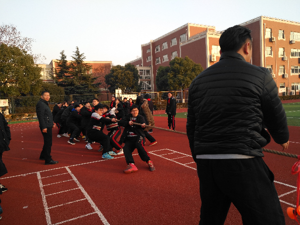 拧绳聚力蓄势待发记世外61尚美中学九年级拔河比赛活动
