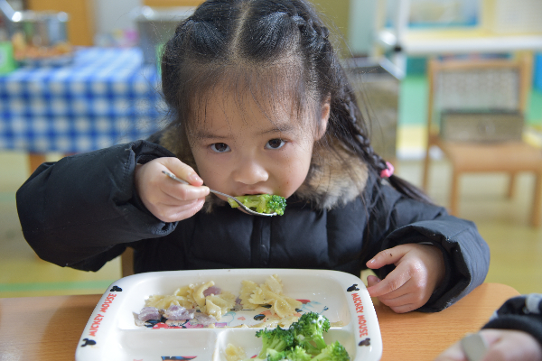 毓秀幼儿园开展百变蔬菜迎新自助餐活动