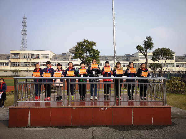 赵屯小学开展"行为规范示范班,行为规范示范生"的 表彰授牌活动