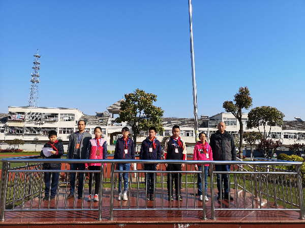 赵屯小学开展3月份"行规流动红旗"和"感恩之星"颁奖活动